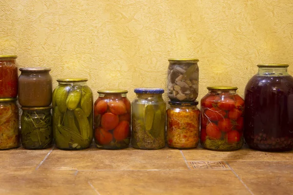 Σπιτικά Παρασκευάσματα Κονσερβοποιημένα Λαχανικά Και Φρούτα Αγγούρια Ντομάτες Μανιτάρια Κομπόστα — Φωτογραφία Αρχείου