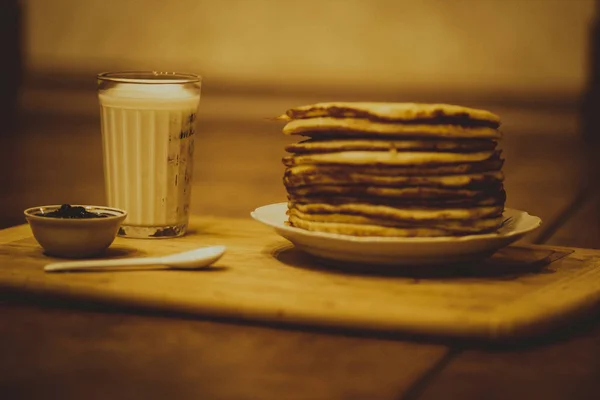 Russische Pfannkuchen Ein Glas Milch Und Blaubeermarmelade Für Den Masleniza — Stockfoto
