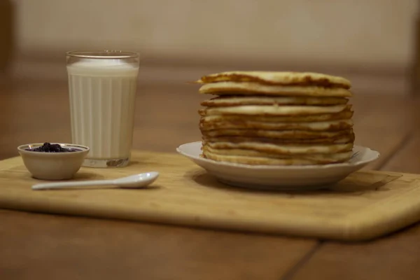 Russische Pfannkuchen Ein Glas Milch Und Blaubeermarmelade Für Den Masleniza — Stockfoto