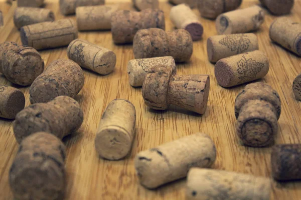 Ξύλινοι Φελλοί Από Μπουκάλια Κρασιού Και Κονιάκ Στο Ταμπλό — Φωτογραφία Αρχείου