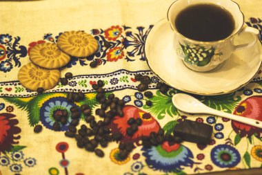 Bir fincan Vietnam aroması, siyah kahve ve peynir, ekmek, şeker, kurabiye, kahve çekirdekleri.