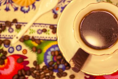 Bir fincan Vietnam aroması, siyah kahve ve peynir, ekmek, şeker, kurabiye, kahve çekirdekleri.