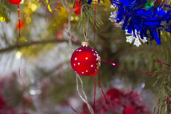 Julen Leksak Bollen Ett Nytt Grönt Träd Det Nya Året — Stockfoto