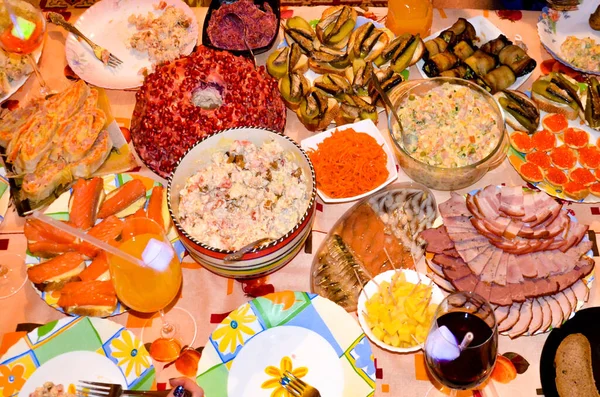 Mesa Festiva Coberta Picles Comida Saladas Sanduíches Linguiça Carne Caviar — Fotografia de Stock