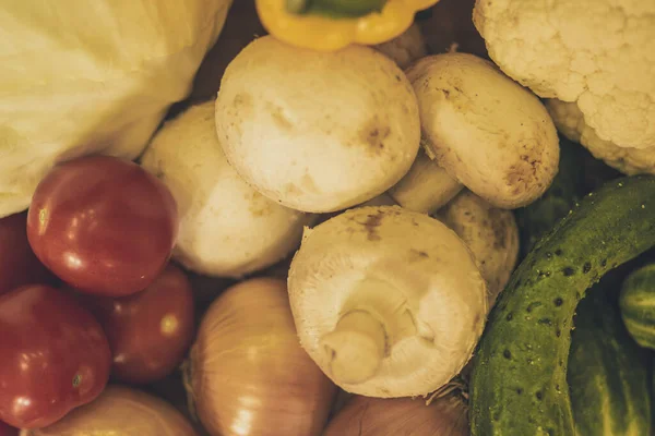 Rijp Groenten Een Landelijke Houten Tafel Komkommers Tomaten Uien Kool — Stockfoto