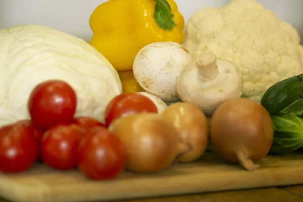 乡村木桌上的成熟蔬菜 西红柿 卷心菜 — 图库照片