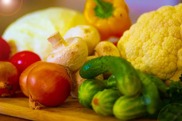 乡村木桌上的成熟蔬菜 西红柿 卷心菜 — 图库照片