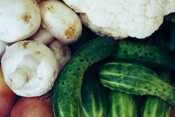 Rijp Groenten Een Landelijke Houten Tafel Komkommers Tomaten Uien Kool — Stockfoto