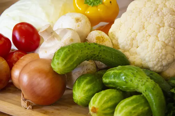 Rijp Groenten Een Landelijke Houten Tafel Komkommers Tomaten Uien Kool — Stockfoto