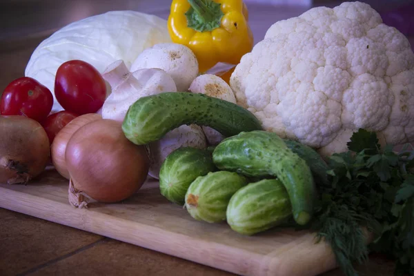 Rijp Groenten Een Landelijke Houten Tafel Komkommers Tomaten Uien Kool — Stockfoto