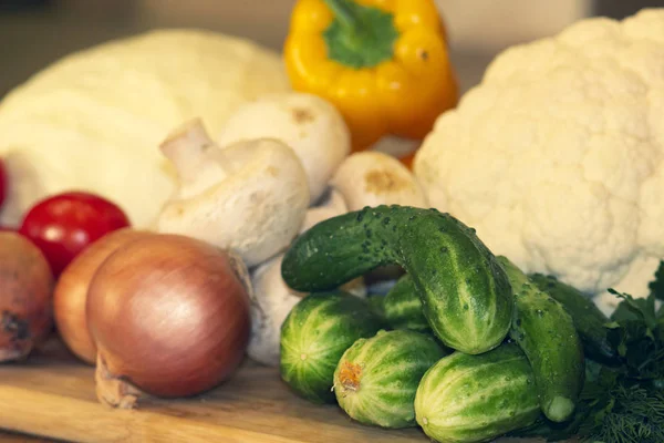Rijp Groenten Een Landelijke Houten Tafel Komkommers Tomaten Uien Kool — Stockfoto