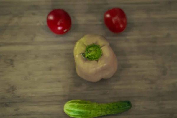 有趣的 可爱的蔬菜脸 西红柿 胡椒粉 — 图库照片