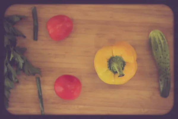 有趣的 可爱的蔬菜脸 西红柿 胡椒粉 — 图库照片