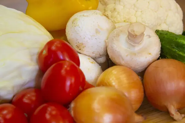 Érett Zöldségek Egy Falusi Faasztalon Uborka Paradicsom Hagyma Káposzta Paprika — Stock Fotó