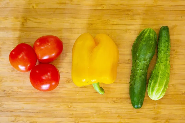 Semáforo Verduras Tomate Vermelho Pimentão Amarelo Pepino Verde — Fotografia de Stock