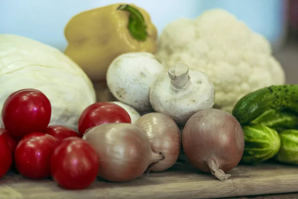 Érett Zöldségek Egy Falusi Faasztalon Uborka Paradicsom Hagyma Káposzta Paprika — Stock Fotó