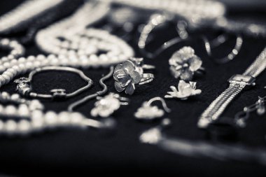 Altın, gümüş ve değerli taşlardan yapılmış mücevherler.