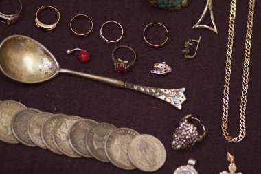 Altın, gümüş ve değerli taşlardan yapılmış mücevherler.