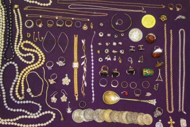 Altın, gümüş ve değerli taşlardan yapılmış mücevherler.