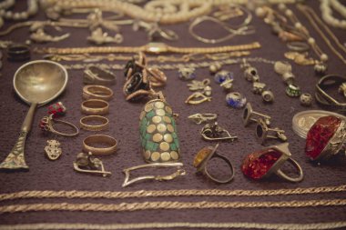 Altın, gümüş ve değerli taşlardan yapılmış mücevherler.