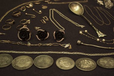 Altın, gümüş ve değerli taşlardan yapılmış mücevherler.