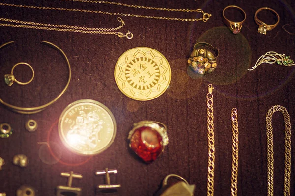 Κοσμήματα Από Πολύτιμα Μέταλλα Χρυσό Και Ασήμι Και Πολύτιμους Λίθους — Φωτογραφία Αρχείου