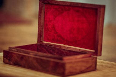 Açık kapaklı antik ahşap kutu