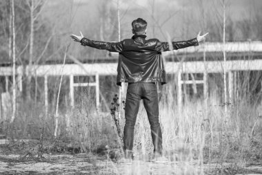 Eski bir sanayi şehrinde genç bir adam.