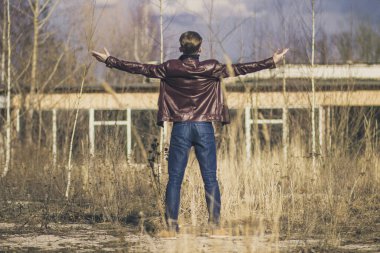 Eski bir sanayi şehrinde genç bir adam.