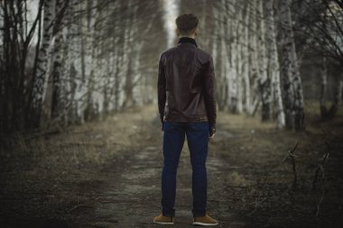 Eski bir sanayi şehrinde genç bir adam.