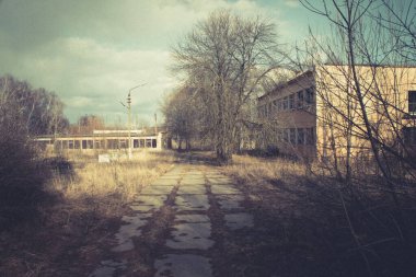 Terk edilmiş bir sanayi şehrinin caddesinde harap olmuş eski bir ev.