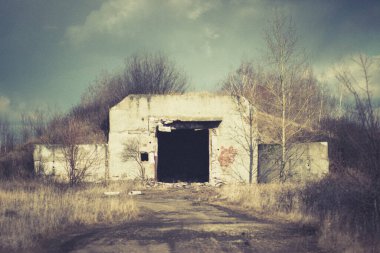 Bir sığınağa yerleştirilmiş eski bir askeri makineli tüfek.