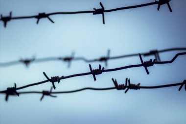 Askeri bir tesiste eski paslı dikenli teller.