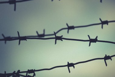 Askeri bir tesiste eski paslı dikenli teller.