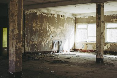 Terk edilmiş bir sanayi şehrinin caddesinde harap olmuş eski bir ev.