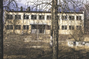 Terk edilmiş bir sanayi şehrinin caddesinde harap olmuş eski bir ev.