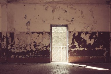 Terk edilmiş bir sanayi şehrinin caddesinde harap olmuş eski bir ev.