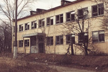 Terk edilmiş bir sanayi şehrinin caddesinde harap olmuş eski bir ev.