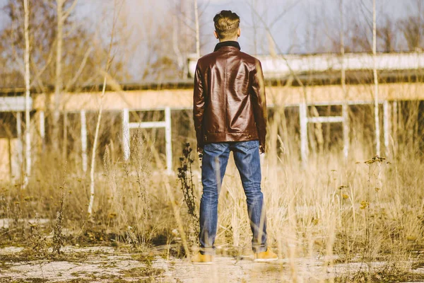 Young Man Old Abandoned Industrial City — Stock Photo, Image