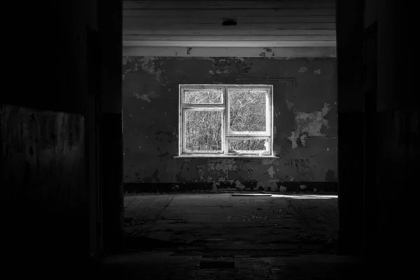 Terk edilmiş bir sanayi şehrinin caddesinde harap olmuş eski bir ev.
