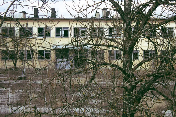 放棄された工業都市の通りに古い老朽化した家 — ストック写真