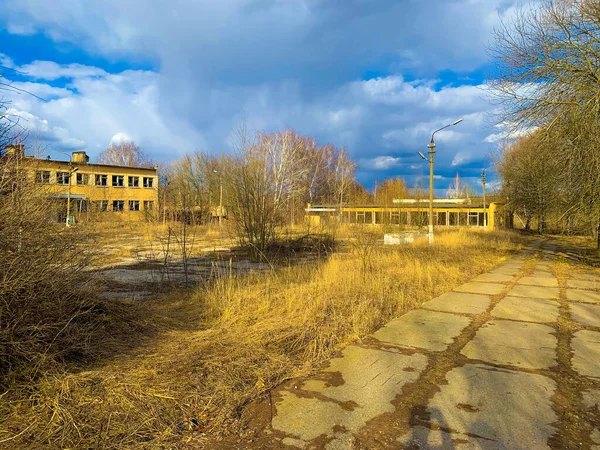 Une Vieille Maison Délabrée Dans Rue Une Ville Industrielle Abandonnée — Photo