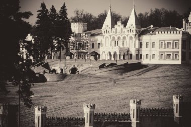 Zengin bir Rus toprak sahibinin eski malikânesi. Mimari bir anıt.