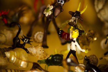 Raftaki hatıralar - cam heykelcikler, kil heykelcikler, kutular ve tabaklar