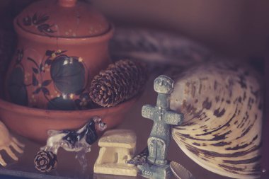 Raftaki hatıralar - cam heykelcikler, kil heykelcikler, kutular ve tabaklar