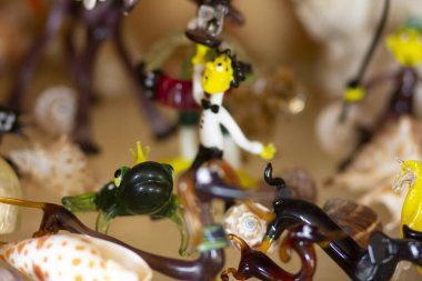 Raftaki hatıralar - cam heykelcikler, kil heykelcikler, kutular ve tabaklar