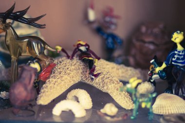 Raftaki hatıralar - cam heykelcikler, kil heykelcikler, kutular ve tabaklar