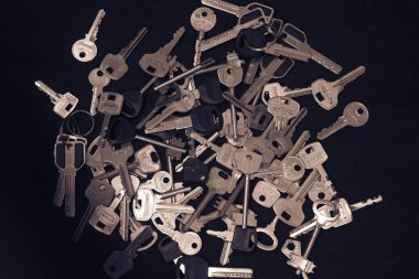 Gizli kilitlerden farklı metal anahtarlar.