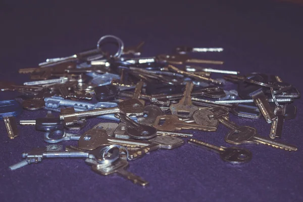 Gizli Kilitlerden Farklı Metal Anahtarlar — Stok fotoğraf