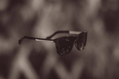 Sıfır yerçekiminde güneşten korunmak için siyah güneş gözlükleri.